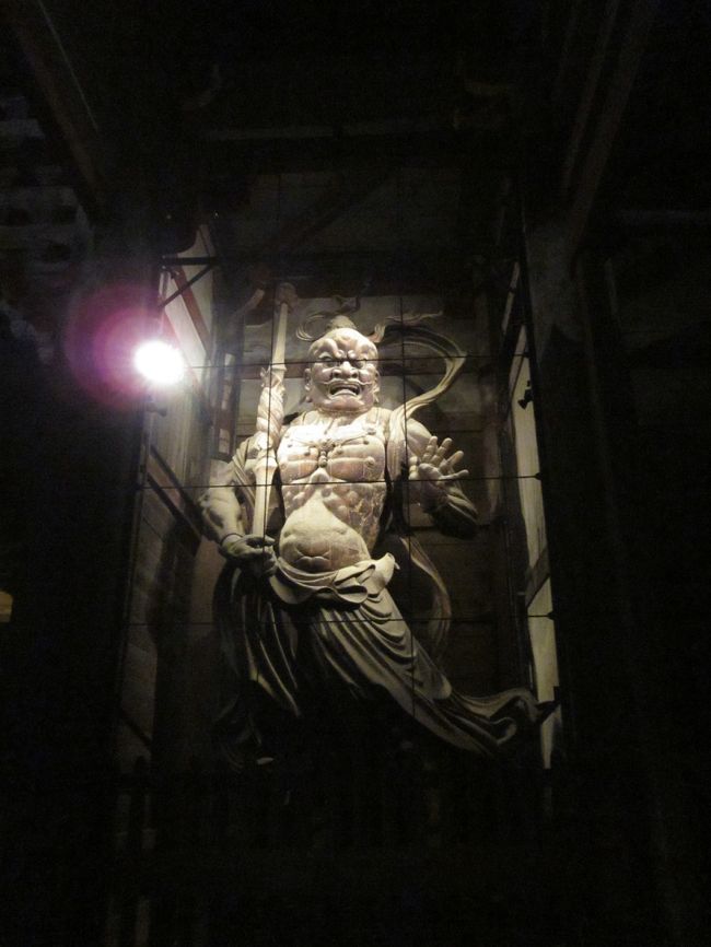 山門の仁王様もライトアップされると荘厳な感じがします。<br />