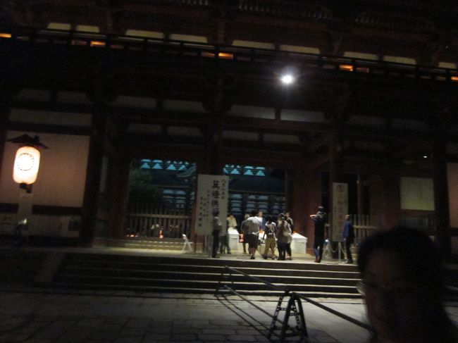 ご招待の方は正面から無料で入れるようですが一般人はいつも通り左からチケット買って入ります。<br /><br />何度も来てるので写真を撮るため入場される男性お二人をで口のところでお待ちすることにしました。<br />