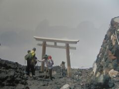 此処（店の横）まで頂上の平地を精々50歩歩いて高山病が出始めました。
知識は有ったので応急処置としてなるべく歩かないで、深呼吸していても治癒はしませんでした。
高山病は症状が出たら、降りるしかないと講義で聞きましたが、幾ら安静にして、深呼吸しても少し下るまで治りませんでした。
5合目迄の道の町中のコンビニに酸素缶が売られていますが同じく応急処置です。此の先は確実に高地脳浮腫・肺水腫を発症しますので予定通りの１時間で下山しました。