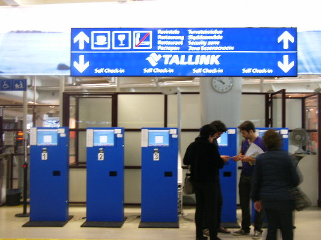 3日目：ヘルシンキ滞在中の期間を利用し、日帰りでタリンへ向かう<br />ヘルシンキ編↓<br />http://4travel.jp/traveler/sachi_travel/album/10696845/<br /><br />ヘルシンキからタリンへのフェリーは会社によっていくつか種類があるが、今回利用したのはタリンクシリヤライン。<br />料金と、タリン滞在時間の長さ、出航・帰港時間の良さでセレクト。<br />ちなみに往路10：30発、帰路19：30発の便で1人52ユーロ（往復割引適用）。<br /><br />出発するのはランシ・ターミナル（フェリー会社によって出発する港が異なる）<br />中央駅付近から15Ａのバスで行けると事前に調べておいたものの、肝心のバス停が見つからず右往左往したが、たまたま動物博物館近くで15Ａバスを見かけたのでそこから乗車した。バス料金はヘルシンキ交通局の運営なのでトラム等と同じく運転手さんから買えば2.7ユーロ、券売機からだと2.2ユーロ。<br /><br />ランシターミナルでは自動チェックイン機があり、そこに予約番号を入れると往復のチケットが発券され、チェックインできる。<br />