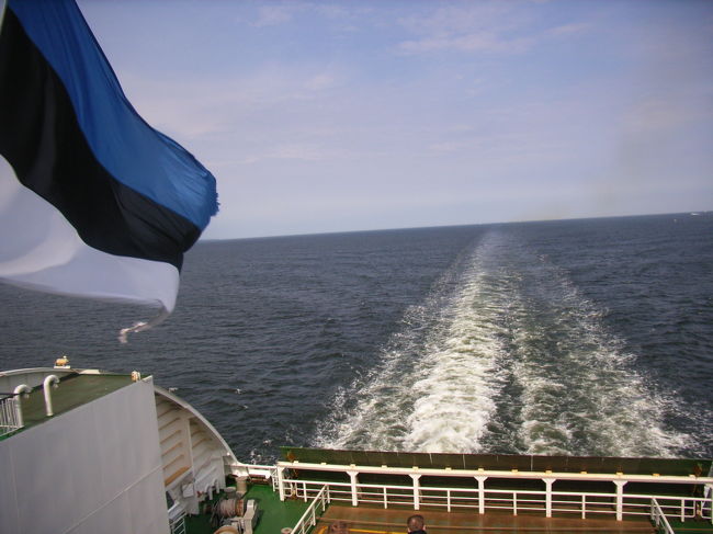 フェリーからの眺め。<br />エストニアの国旗がはためく。<br /><br />フェリーには免税店やレストラン、カフェなどがあって、2時間の船旅は退屈しなかった。