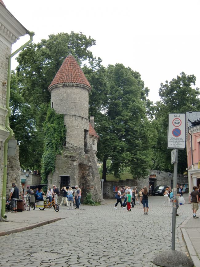 港から旧市街へは徒歩で10分くらい。<br />観光客についていけば、多分だいたいわかる。<br /><br />旧市街への入り口が見えてきた。