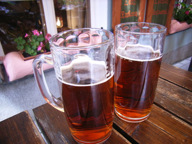 昼食は地元料理っぽいものを出している店に入ってみた。<br />まずは自家製赤ビール