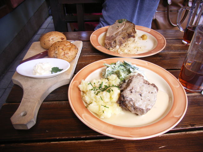 ミートローフ（手前）、豚肉のなんとか（奥）<br />すごいボリューム・・・<br />シンプルな料理だけど、しっかり味付けされていて、ビールとよく合った。<br />トータルで40ユーロくらい。