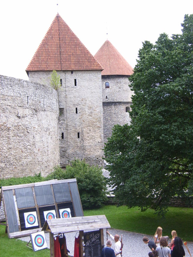 観光地でよく見かける、弓矢で的を射って商品をもらう、日本でいうところの縁日の射的みたいなゲームをやっている人たち。<br />中世の街並みによく合うと思った。