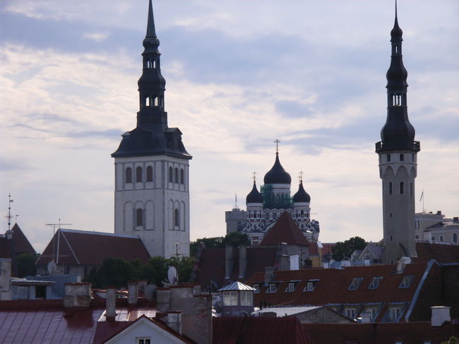 左から聖ニコラウス教会、アレクサンドル・ネフスキー聖堂、大聖堂、かな？