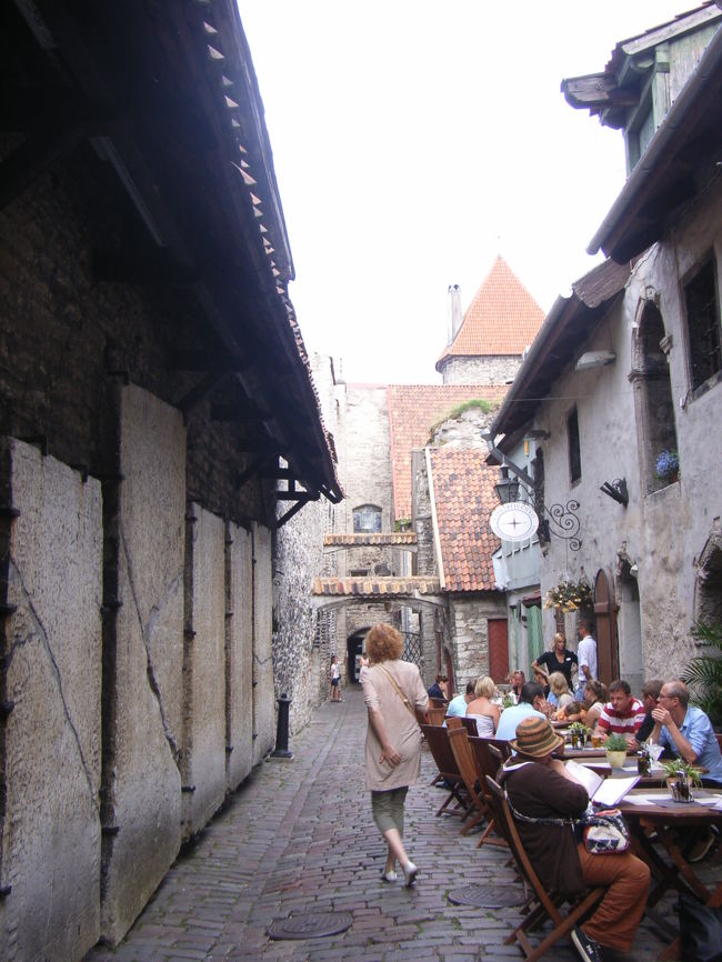 路地裏でみかけたあるオシャレなレストラン。<br />どこの街でも、おいしモノは大通りをちょっと外れたところにあるんだよなあ。<br />もうちょっと滞在時間が長ければ、こういうところで食事をするのでも良かったね。<br /><br /><br />19：30発のフェリーで、またもやビールを飲みながらヘルシンキへ戻る。