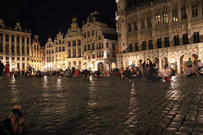 沢山の観光客が私たちと同じ様にライトアップを待っています。<br />ガイドブックによると10時、地元の人は11時から５分位と言っていました。<br />１１時１５分まで石畳に腰を下ろして待ってみましたが、始まる様子が有りません。<br />実は、私達は２晩ライトアップを期待して夜のグランプラスに出て来ましたが、結局ライトアップは有りませんでした。　がっかり。。。<br />無くても意外と綺麗でしたけど。