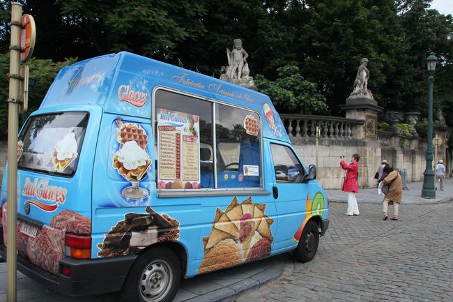 王宮の裏庭側<br />移動ワッフル屋さん<br />今日は一杯稼げるかな？