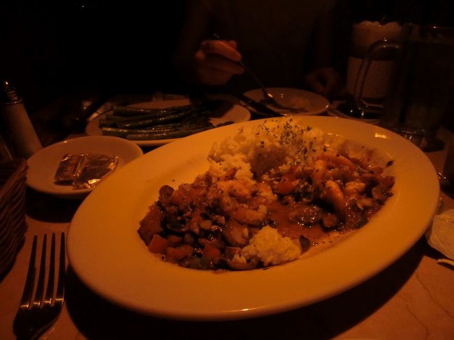 戻ってきて、まずはチェックイン。<br /><br />今回は、シェラトンプリンセスカイウラニです。<br /><br />その後、改めて夕食へ。<br />チーズケーキファクトリーに行きました。<br />お店の前はたくさんの人だかり。みんな待っています。<br />カウンターに行くと、だいたい１時間ほど待つ、と言われ大きなポケベルを渡されます。<br />では、と１時間ほど、ロイヤルハワイアンショピングセンターとＤＦＳギャラリアをぶらぶら。<br />５０分ほどで戻ると、１０分くらい後にポケベルが鳴り、席へ案内されました。<br />店内は思ったよりもかなり広いです。<br />ガーリックシュリンプとライスの･･･（忘れた）とサイドディッシュのアスパラを茹でたのを頼みました。多そうなので、二人でシェアします。<br />それほど待たされることもなく、スムーズに料理もでてきて、おいしくいただきました。<br />また行ってもいいかな。店内は暗いですねー。