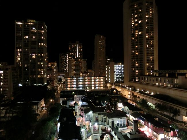 で、カラカウア通りをぶらぶら歩きながら、ＡＢＣストアにも寄って、ホテルです。<br />予約時は「眺望指定なし」でした。ｋｎｔの人は「眺望指定なし、で海が見えたって話はほとんど聞いたことがないです」って言っていましたが･･･いやいや。<br />ハイアットのツインタワーの間から、海が見えます。ラナイに乗り出すと、横手にモアナサーフライダー越しにちゃんと海が見えました。ラッキーでした。