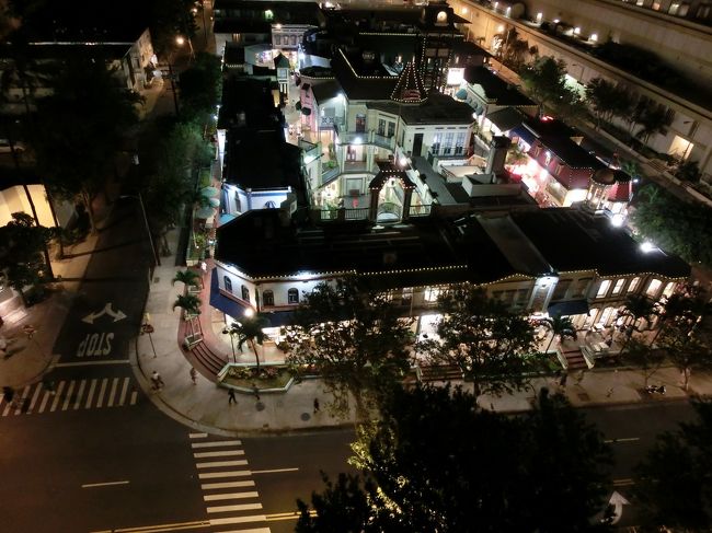 窓の下には、キングスビレッジ。<br />でも部屋は狭いです。ダブルのベッド２つにテレビが置いてある台。テーブルやソファはありません。<br />もっぱらラナイに出て、ラナイにあるテーブルとイスで飲んだり食べたり。<br /><br />排水は口コミにあるような詰まりはありません。快適です。<br />隣の部屋の物音もほとんど聞こえませんでした。<br />でも･･･エアコンは入りと切りの切り替えだけ。しかも窓際のベッドの横に吹き出し口が。寒くなるので、ほとんど切ったままでした。<br />そのエアコンのところから外の喧噪が普通に聞こえてきます。<br />１０階の部屋でしたが、下の通りを歩く人の声や、なぜか毎晩走りまわっていた救急車の音など、普通に聞こえてきます。<br /><br />そんな、音もハワイなんだなと実感しつつ、初日は早めに就寝しました。明日はダイヤモンドヘッド登山です。