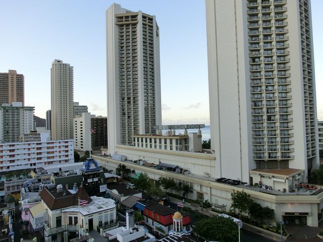 ２日目の朝です。<br /><br />ハイアットリージェンシーのツインタワーの間から海が見えます。