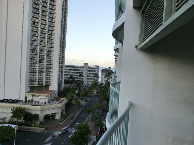 そしてラナイから乗り出して見ると、モアナサーフライダーの間からも海が。パーシャルオーシャンビューって言うんですか？<br /><br />海は少ししか見えないけど、青い空と空気でテンションあがります。