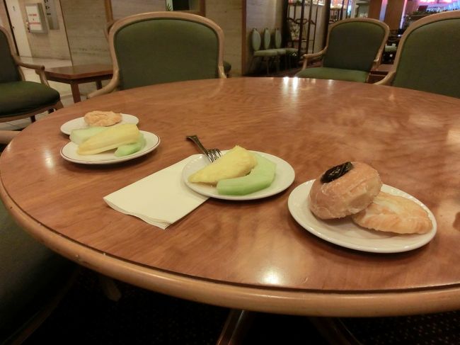 デニッシュとフルーツとコーヒーとジュースの朝食が食べられます。<br />軽くでいいんです。お昼や夕食はガッツリ食べるので。<br /><br />ラウンジ内は冷房が効きすぎて寒いので、ロビーのテーブルに持ち出して食べてました。<br /><br />みんな、そうしていました（＾＾；