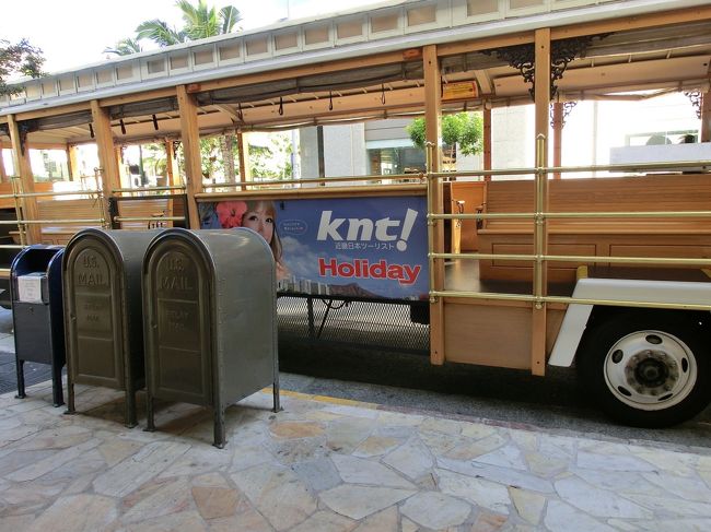 さて、いよいよダイヤモンドヘッドへ。<br />すぐ隣のハイアットリージェンシーが集合場所です。<br />朝一は避けて、第２陣の７時４０分集合・出発です。家族連れが他に４組ほどいました。<br /><br />ちなみに、ｋｎｔのトロリーやバスには　ゆうこりん（小倉優子さん）の広告が。「私もハワイで結婚式を挙げました」って吹き出しが入ってます。