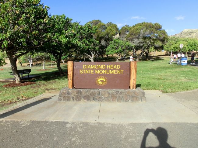 ダイヤモンドの登山口？でトロリーを降り、入場料１ドルを払って、いよいよ出発です。<br />登り３０分、下り２０分が標準と言われますが、上を見上げると「そんな早く登れるの？遠いよ･･･」って感じです。<br /><br />スニーカーを履いて、水を持って、出発。<br />家族連れ、子供も登っていくので、たぶん大丈夫かな･･･と。