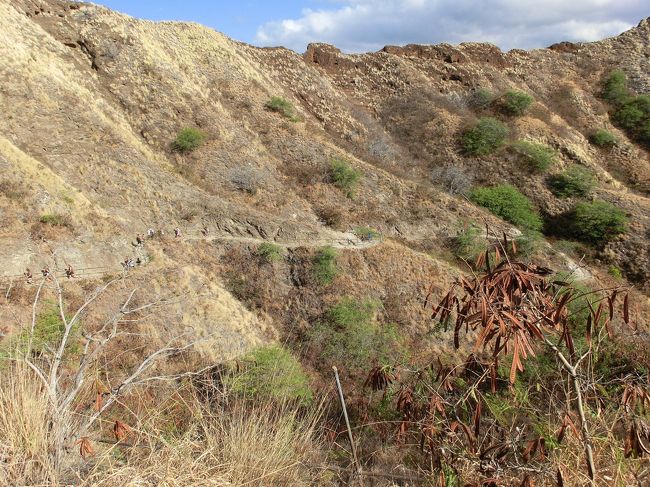 舗装された道は最初だけ。<br />あとは、デコボコの石だらけの道をひたすら登っていきます。<br />すれ違うのがやっとの細いところもたくさん。