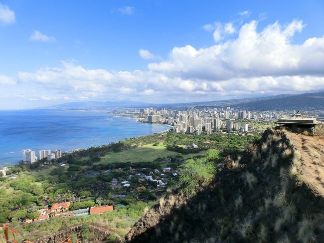 んーでも、正直、もう登ることはないかな。<br /><br />登り３０分、下り２０分と聞いていたよりも、早かったかもしれません。<br />降りてもまだ迎えのトロリーが来ていませんでした。しばし休憩。<br /><br />で、実は帰りのトロリーが途中で故障して止まってしまいました。替わりのトロリーが来るのを待って、乗り換えて帰ってきました。<br />なんか、これもノンビリって感じで良い思い出ですね。<br /><br />”慌ててもしょうがない！バカンスなんだし”