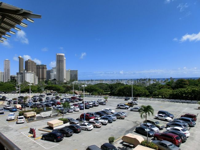 さて、午後からは、またｋｎｔのトロリーに乗ってアラモアナショッピングセンターへ。<br /><br />お昼は、カリフォルニアピザキッチンで。ピザハワイアンとシーザーサラダを頼んでシェアしました。サラダ多すぎ。ハーフ頼んだのにそれでも多い。<br />でもおいしかったです。<br /><br />近くのテーブルの日本人家族は、一人１品頼んで、残していましたネ。<br /><br />で、ショッピングに夢中で、ショッピングセンターから駐車場越しの海の写真しかありません･･･