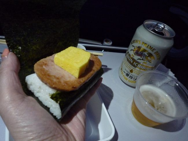 機内は、なかなか快適☆<br />シートが高いのかエコノミーでも足元がゆったりしてるし、パーソナルＴＶもあるし、ＵＳＢも付いてる〜！<br />ｉｐｈｏｎｅ充電しながら使えるなんて、Ｇｏｏｄ！<br /><br />深夜フライトを考慮して１食目の機内食は、軽いスパムむすび。<br />手巻き寿司的な感じで自分で巻き巻き。<br />２食目のロコモコもなかなかＧｏｏｄでした！<br />いいじゃん、ハワイアン航空！！