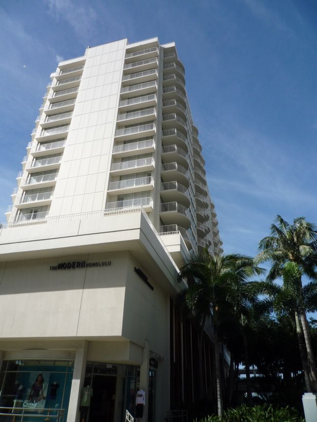 今回のホテルは“ＴＨＥ　ＭＯＤＥＲＮ　ＨＯＮＯＬＵＬＵ”。<br /><br />元々マイオット系デザイナーズホテルとしてｏｐｅｎさせた“Ｔｈｅ　Ｗａｉｋｉｋｉ　ＥＤＩＴＩＯＮ ”が変わった模様。<br />友達の会社の福利厚生で超ビックリする程の破格値で宿泊できることに。<br /><br />めっちゃくちゃオシャレで、いちいちかっこよくって、いちいちかわいいホテル☆<br />近くにビーチはないけど、ヒルトンのラグーンにも歩いて行けるし、アラモアナＳＣへも徒歩１０分弱。<br />ワイキキへはお散歩しながら徒歩１５分くらいかな。<br />タクシーだとチップ入れて約＄１０。<br /><br />最初はワイキキから若干離れてるから心配してたけど、住めば都的な感じで、意外にいい感じ。