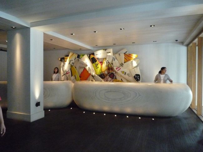 レセプションもオシャレ〜☆<br />後ろのオブジェはプロサーファーのサーフボードで作られているのだとか。