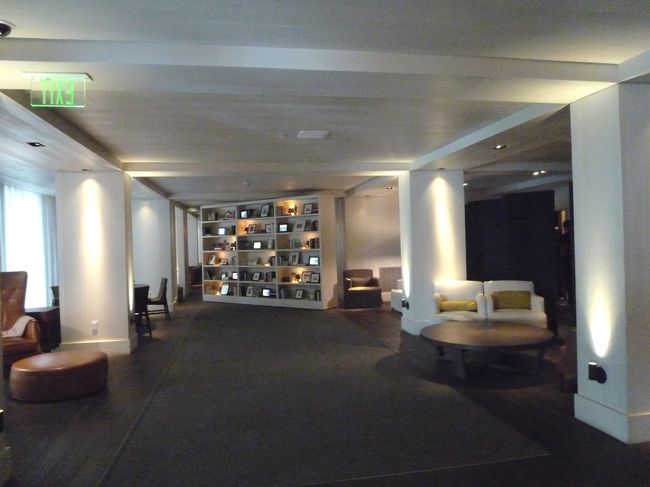 ロビー。<br />本棚が動くようになっていて、奥はバーになってるの。<br />バーの更に奥は、今ホノルルで超人気なクラブがあるんだって。<br /><br />丁度週末だし、クラブを覗いてみようかと思ったけど、ロコ達のあまりの気合の入り様に怖気づき・・・断念。