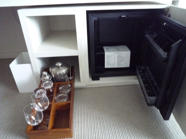 グラス類・アイスペール・シェイカーが揃ってて、カクテルメニューなんていうのもあって、お部屋でカクテルを作れる仕組み。<br />毎夜部屋に帰ってくると、氷がアイスペールの中に！<br />オッサレー☆<br />