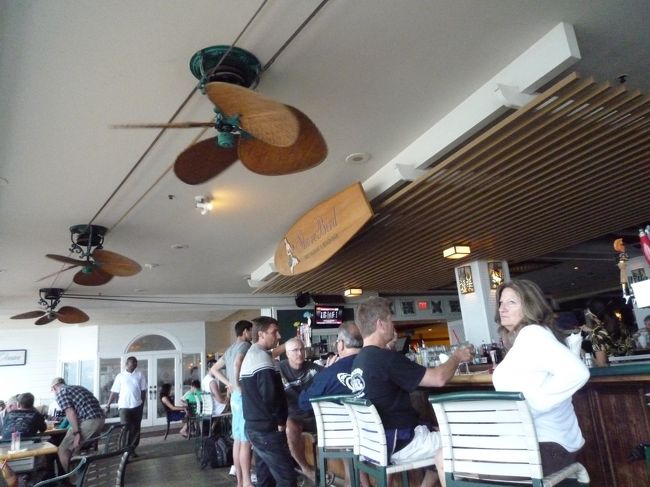 物色はその位にして、ディナーへ。<br /><br />今日のディナーは自分でＢＢＱする“Ｓｈｏｒｅ　Ｂｉｒｄ”へ。<br />＠アウトリガー・リーフ・オン・ザ・ビーチホテル。<br />人気のお店だから、わざわざサンセットの時間に合わせて予約したのに・・・