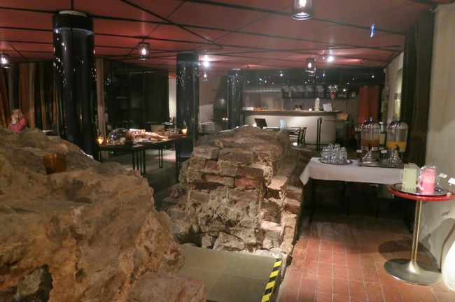 ムーディーな雰囲気での朝食<br /><br />岩と岩の間にガラスの床になっている部分があって、洞窟みたいな感じになってました。