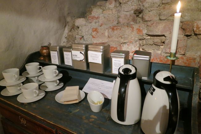 ティーコーナー<br /><br />６種類茶葉があって、それを紙のパックに自分で入れて、お茶を淹れるようになってます。<br />このお茶、２日間で２種類しか飲めなかったのですが、とっても美味しいお茶でした。ワタクシ、ティーラバーですが、本当に気に入っちゃいました。<br />この日はアールグレーをチョイス。