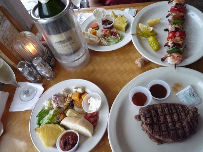 美味しそう！<br />いっただっきまーす！！<br /><br />メイン以外はサラダバーで好きなだけ。<br />初日から大満足☆<br /><br />雲間からほんのちょっぴりサンセットが見れたから、明日は晴れるかな！？<br />