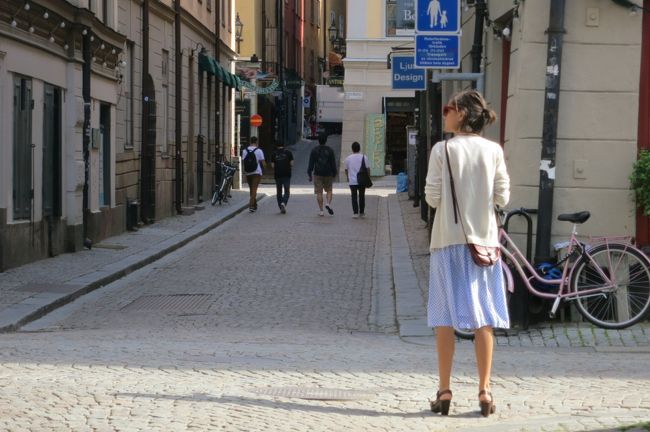 ガムラスタン　朝10時<br /><br />世界からの観光客はまだ参集の途上にあります。<br />空気は軽くて、服装の感じはこの女の子のような感じがちょうどよいです。でも、日があたると結構暑いんですよ。<br />寒さを恐れて、noonは夏っぽい服をたくさん持ってこなかったのがこの旅一番の失敗。