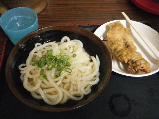 そして、いつもは、何店かまわる日帰りうどん旅行のため、余力を残そうと、量は、小（小・大・特大とあり）を注文しておりましたが、<br />今回は、夫婦そろって「ひやあつの大」。<br />ここでは、ひやあつ（というメニュー）しか、食べたことがありませんが、一度食べてから、これ以外に考えられない！ほど、おいしいぃ、です。<br />麺が冷たく、つるつるとしまっていて、そこに温かいだしが入ります。<br />天ぷらも、つい、いただいてしまいます。