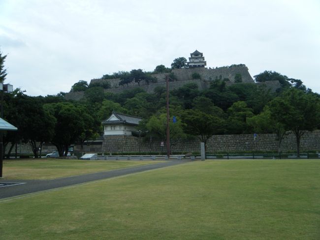 今回は、食べて飲んで、終わる旅にはしたくないなぁと、丸亀市で、お城を観光。<br />きれいに整備された、素敵な観光地です。