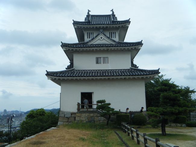 汗だくになりながら坂をのぼり、本丸まで。<br />見下ろす景色は、最高でした。<br />市内や、瀬戸大橋まで一望できて、気持ち良かった〜。<br />お殿様になった気分です。<br />帰りの下り坂も、ひざが笑ったことは言うまでもありません。