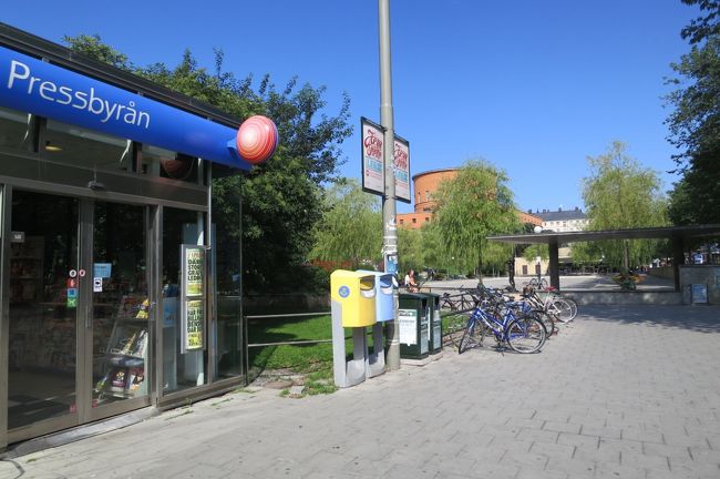 駅を上がったところ<br /><br />目指す市立図書館は、すぐに見えるオレンジの建物