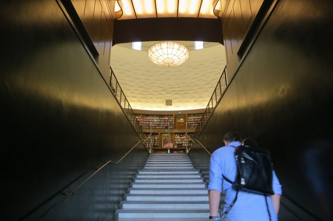 階段をのぼって・・・<br />わくわく