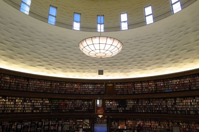 円の外側にも閲覧室や、自習スペースがあって、若者が静かにお勉強していました。
