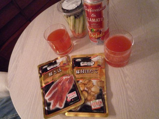 買出しして、タクシーでホテルへ。<br /><br />クラマトのレッドアイ＆羽田で購入したおつまみで部屋飲み！<br />オシャレなお部屋には似合わないけどね・・（苦笑）