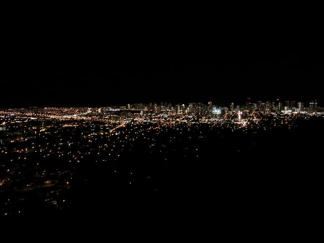 アラモアナで一通り、楽しんでからワイキキに戻り、88TEESに寄って、Ｔシャツ買って、いったんホテルへ。プリンセスカイウラニは中心にあるので、すぐに戻れます。<br /><br />途中で、ｋｎｔラウンジに寄って、アランチーノの予約をしてもらいました。明日行きます。<br /><br />18時15分、また、隣のハイアットリージェンシーに集合して、「焼き肉食べ放題とタンタラスの夜景ツアー」へ。<br /><br />マイクロバスに、家族連れとカップルと、６組くらいかな。途中でＴＯＤＡＩレストランで二組降りました。<br />私たちは、焼き肉へ。たぶん「カメリア」というお店かと。韓国のお店でしょうか。まぁまぁでした。