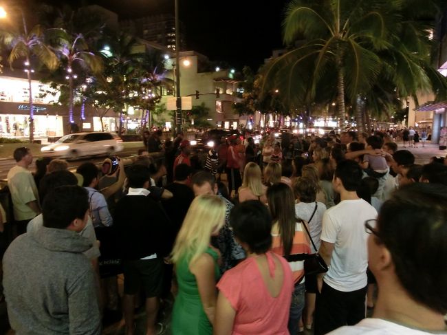 カラカウア通りは、大道芸人が、ブロックごとにいたり、かなり混んでいます。