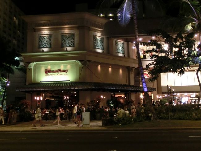 チーズケーキファクトリーもまだまだ混んでますねー。<br />帰りにＡＢＣストアに寄って、飲み物買ってホテルへ。<br /><br />ラナイでくつろいで、就寝です。