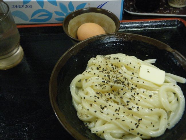 翌朝、レンタサイクルは、レンタル中で借りられませんでした。<br />仕方なく車で、”手打十段　うどんバカ一代”へ。<br />このお店は、初めて高松市へうどんを求め訪れた時のこと。<br />ガソリンスタンドのおじさんに、ネットで調べた数店のうどん店の場所を聞こうとしたところ、どれもいまひとつ・・・、おすすめはここ！と教えていただいたお店です。<br />それ以来、たこたこ夫妻は、とりこになりました。<br />こちらは、話題の（？テレビでも取り上げられていました）釜バター。