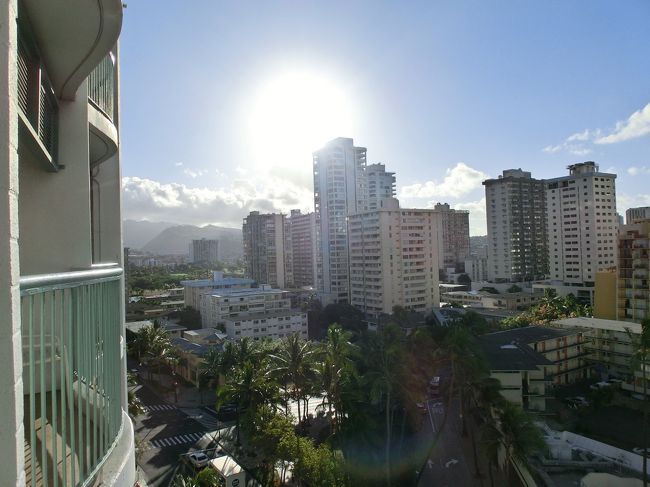 海と反対の山側です。<br />朝日がまぶしいです。<br /><br />８時に朝食を食べに。忘れ物をして部屋に戻ると、すでに掃除が始まっていました。<br /><br />プリンセスカイウラニに宿泊する際には、出掛けるまでは、「起こさないで」の札をドアに掲げておくことをお勧めします。掃除の時間がすごく早いです。