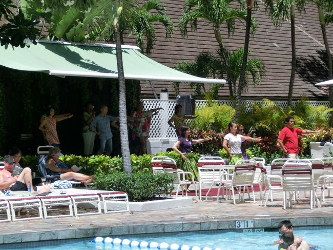 荷物を置きに、ホテルへ。フラを踊っています。プールで泳いでいる人。プールサイドでくつろいでいる人。<br /><br />いつか、こんな風にのんびり過ごす旅もしてみたいです。