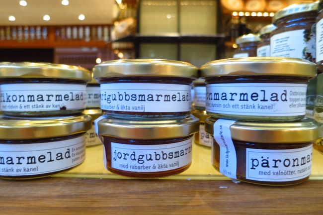 ジャムたち<br /><br />びんが平べったいだけで、どうしておしゃれに見えるのか？<br />あ、ラベルもシンプルでかっこいいのか。