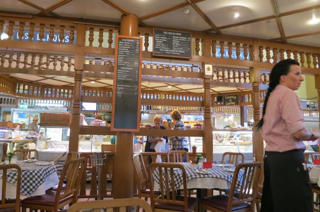 混雑してたら困る〜と思って12時前に行ったけど、平日だから？夏休みシーズンだから？あんまり混んでなくて、むしろ日本人のお客様が２〜３組。