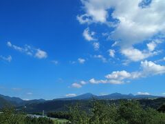 「望郷の湯」の敷地内からの眺め｡｡｡
まさに夏色の空ですね〜。